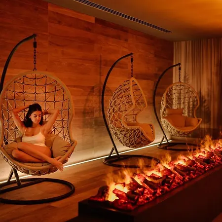 Grand Victoria Concept & Spa, By R Collection 5* メナッジョ